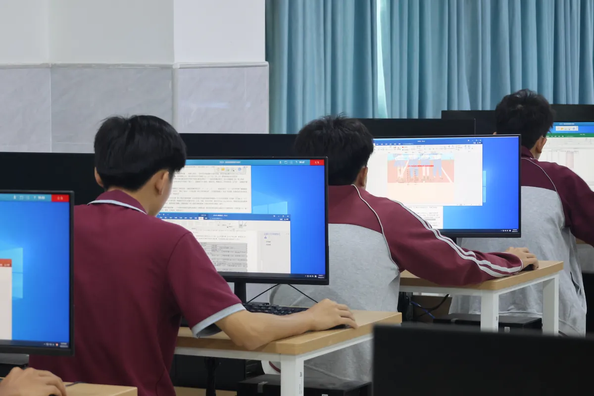 我校学子在 2025 年广东省职业院校技能大赛获多项佳绩